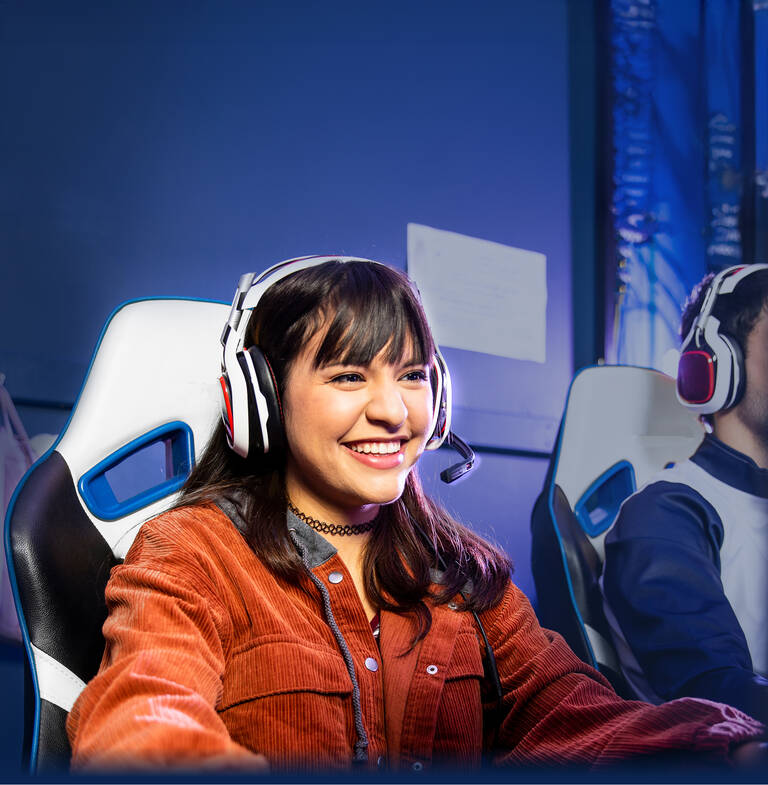 Junge Frau hat Freude am Onlinegaming mit günstigen DSL-Tarifen