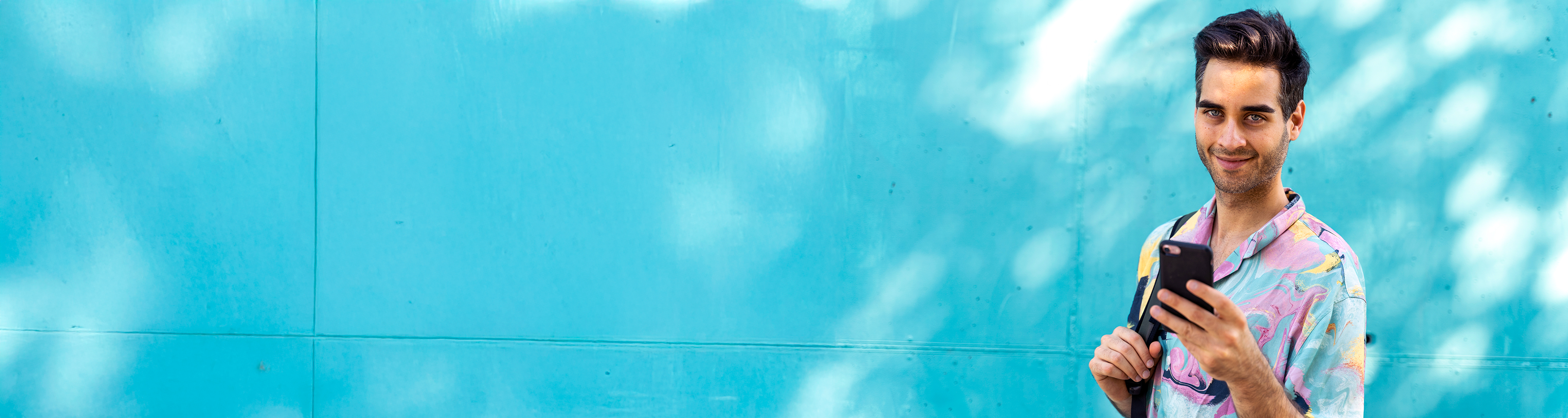 Ein Mann surfet mit seinem eSIM-Tarif am Handy