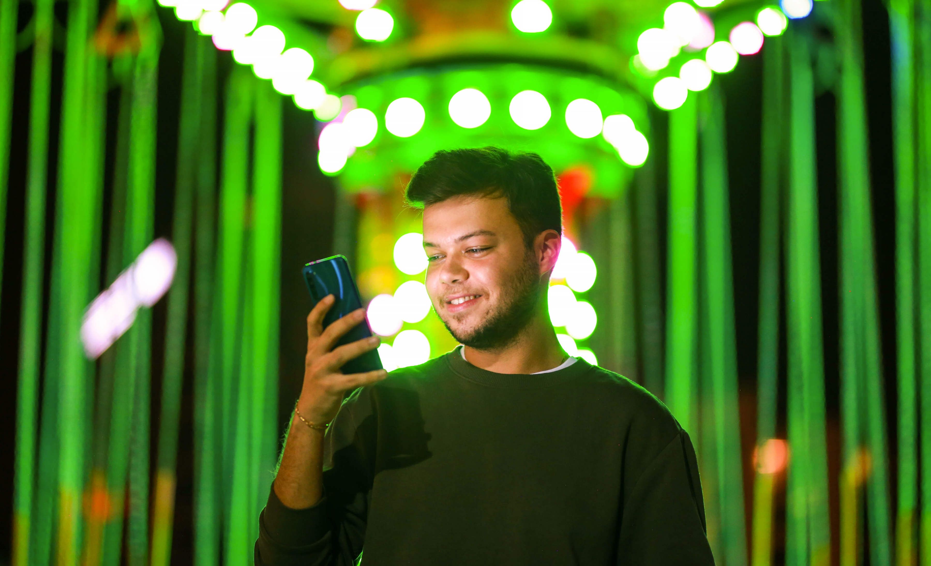 Eine Frau macht ein Selfie mit ihrem refurbished Smartphone