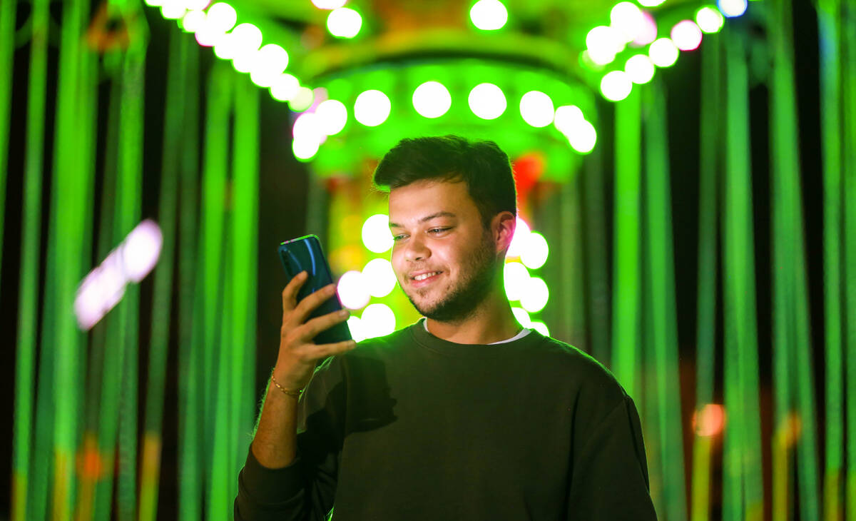 Eine Frau macht ein Selfie mit ihrem refurbished Smartphone