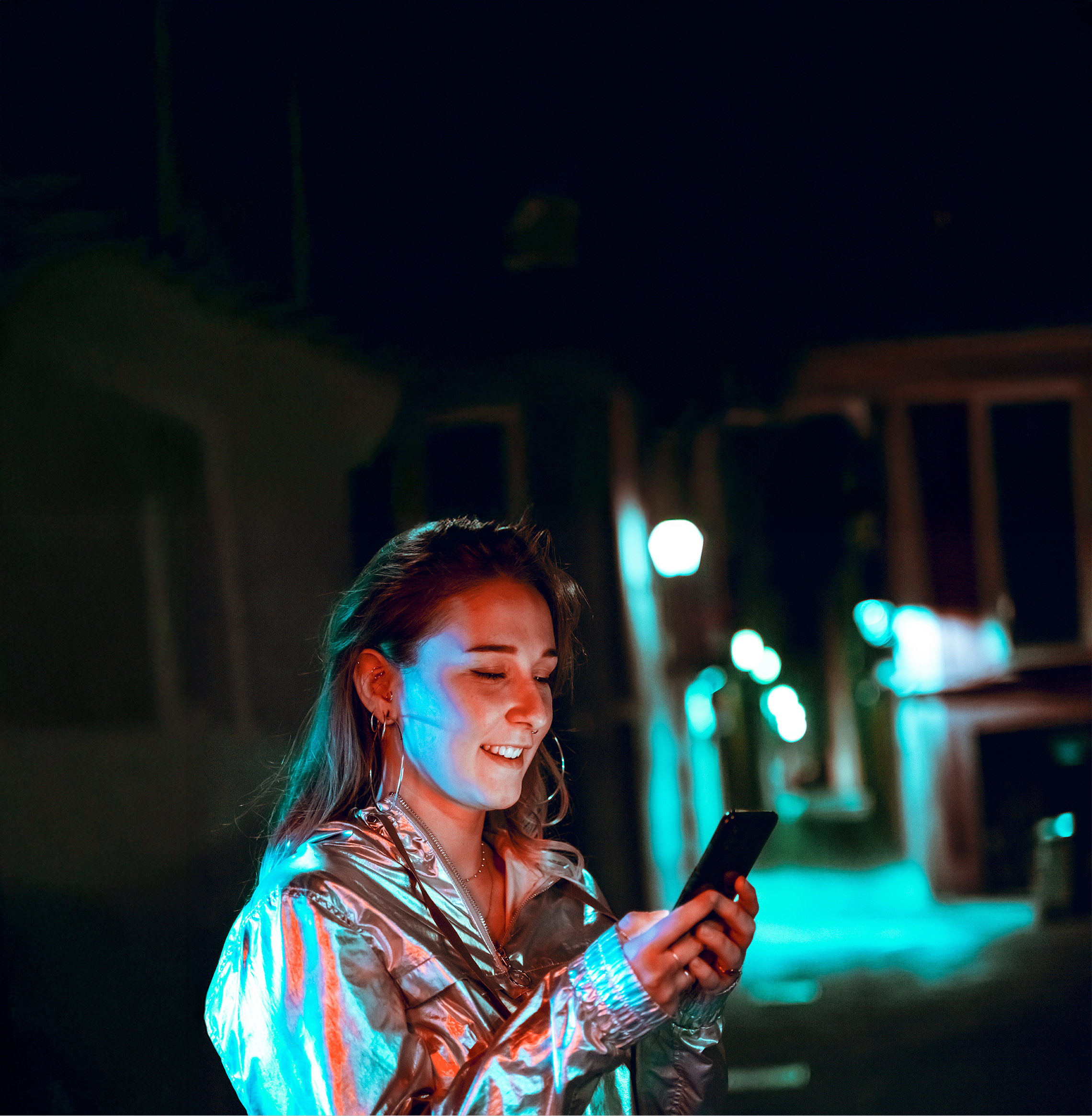 Frau erfreut sich an ihrem neuen Handytarif ohne Handy und surft im Internet