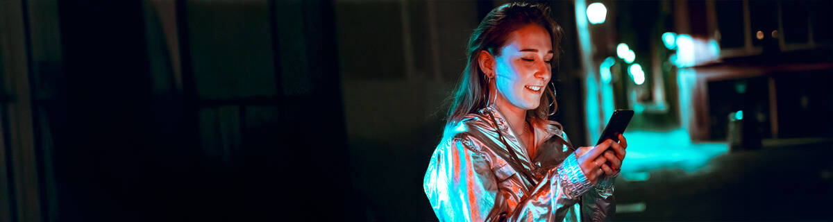 Frau erfreut sich an ihrem neuen Handytarif ohne Handy und surft im Internet