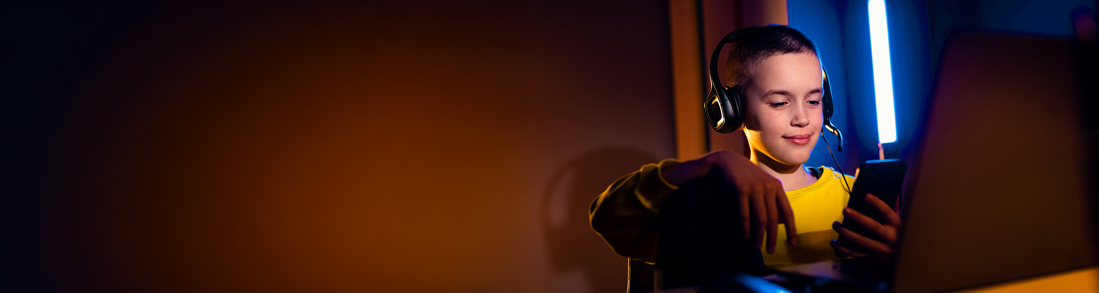 Ein Junge nutzt sein Handy mit einer SIM-Karte für Kinder