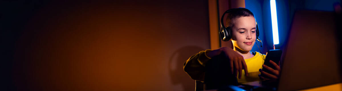 Ein Junge nutzt sein Handy mit einer SIM-Karte für Kinder