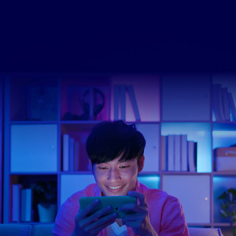 Junger Mann nutzt seinen Handyvertrag mit Unlimited on demand.