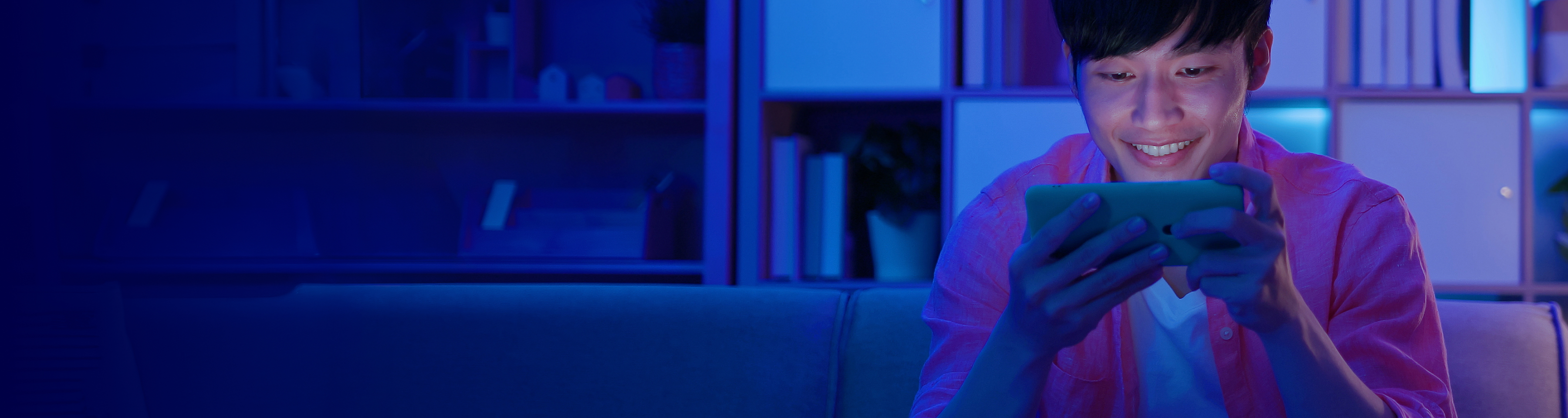 Junger Mann nutzt seinen Handyvertrag mit Unlimited on demand.