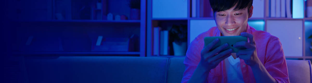 Junger Mann nutzt seinen Handyvertrag mit Unlimited on demand.