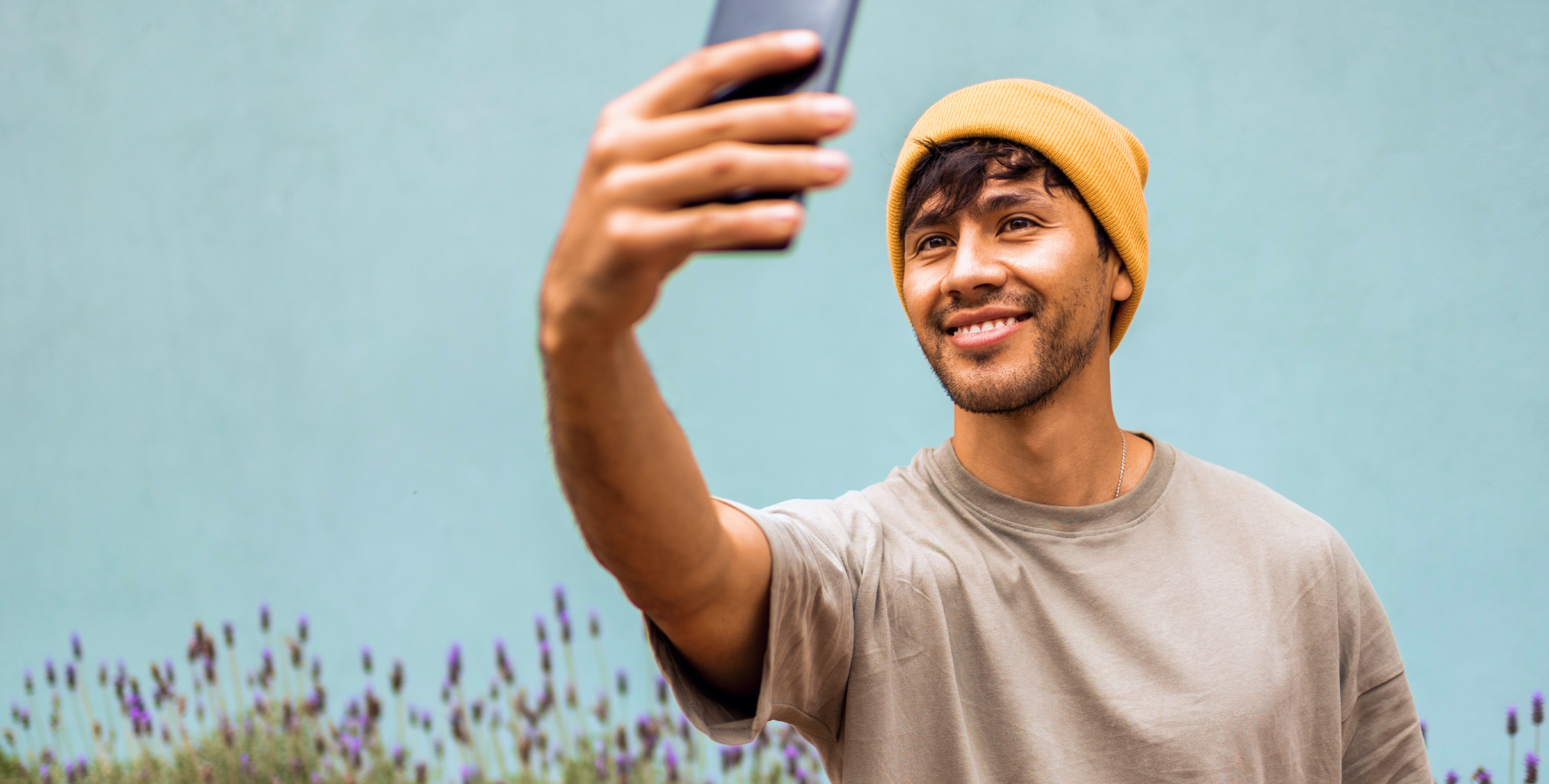 Ein Mann macht ein Selfie mit seinem Smartphone.